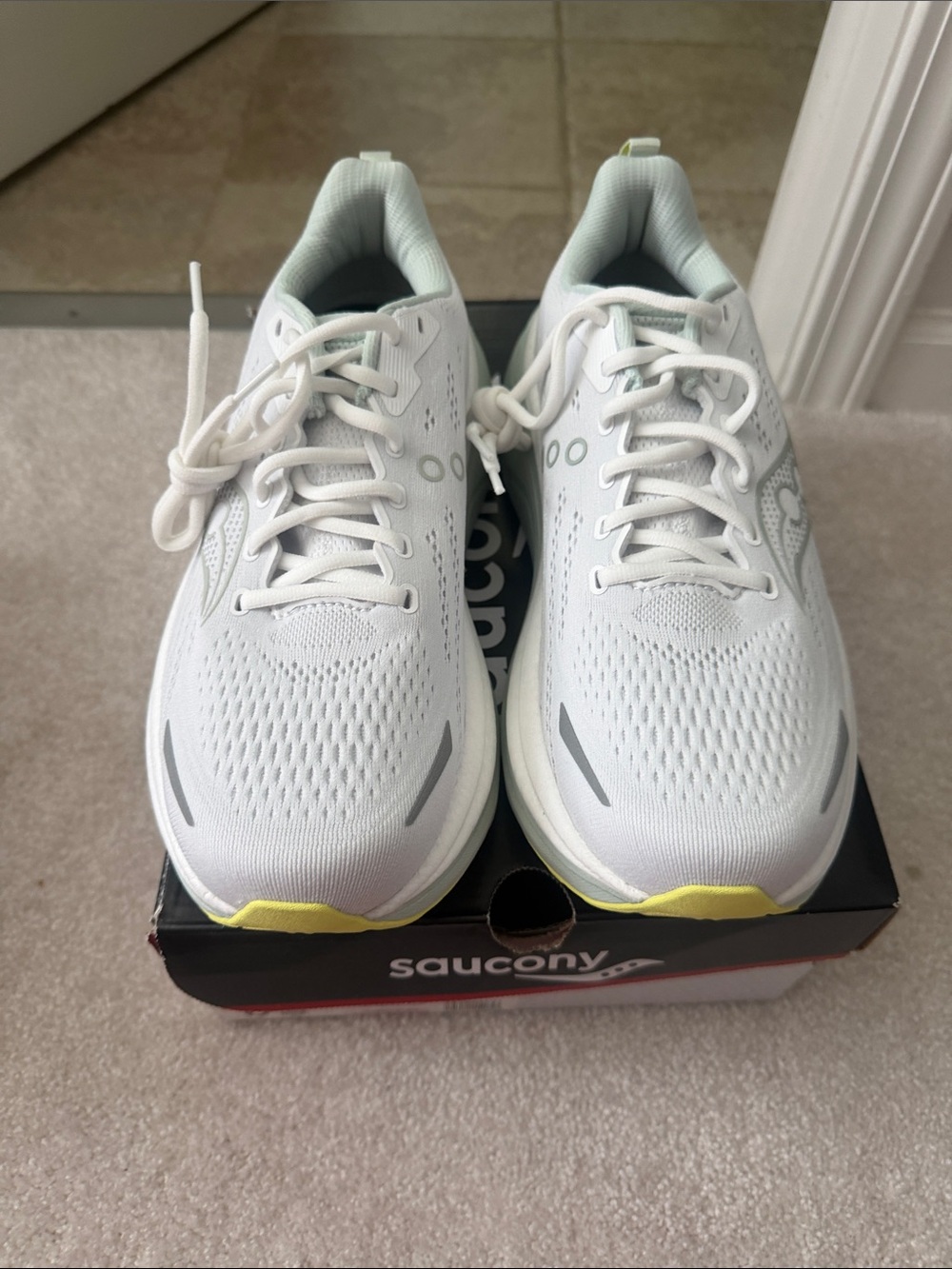 Saucony White Athletic Running Sneakers with Yellow Accents 10.5